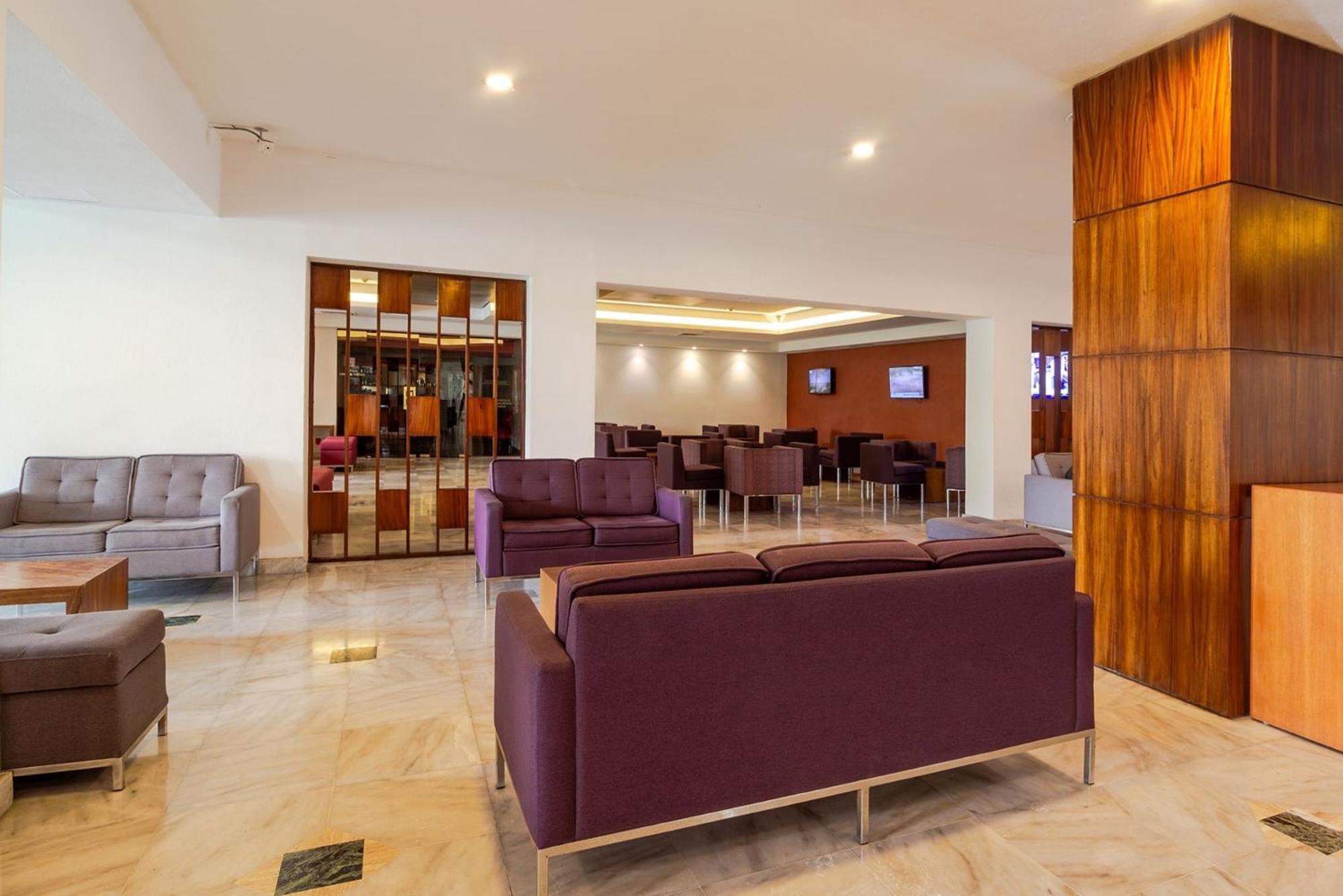 Camino Real Guadalajara Hotel Zapopan Luaran gambar The lounge at the airport