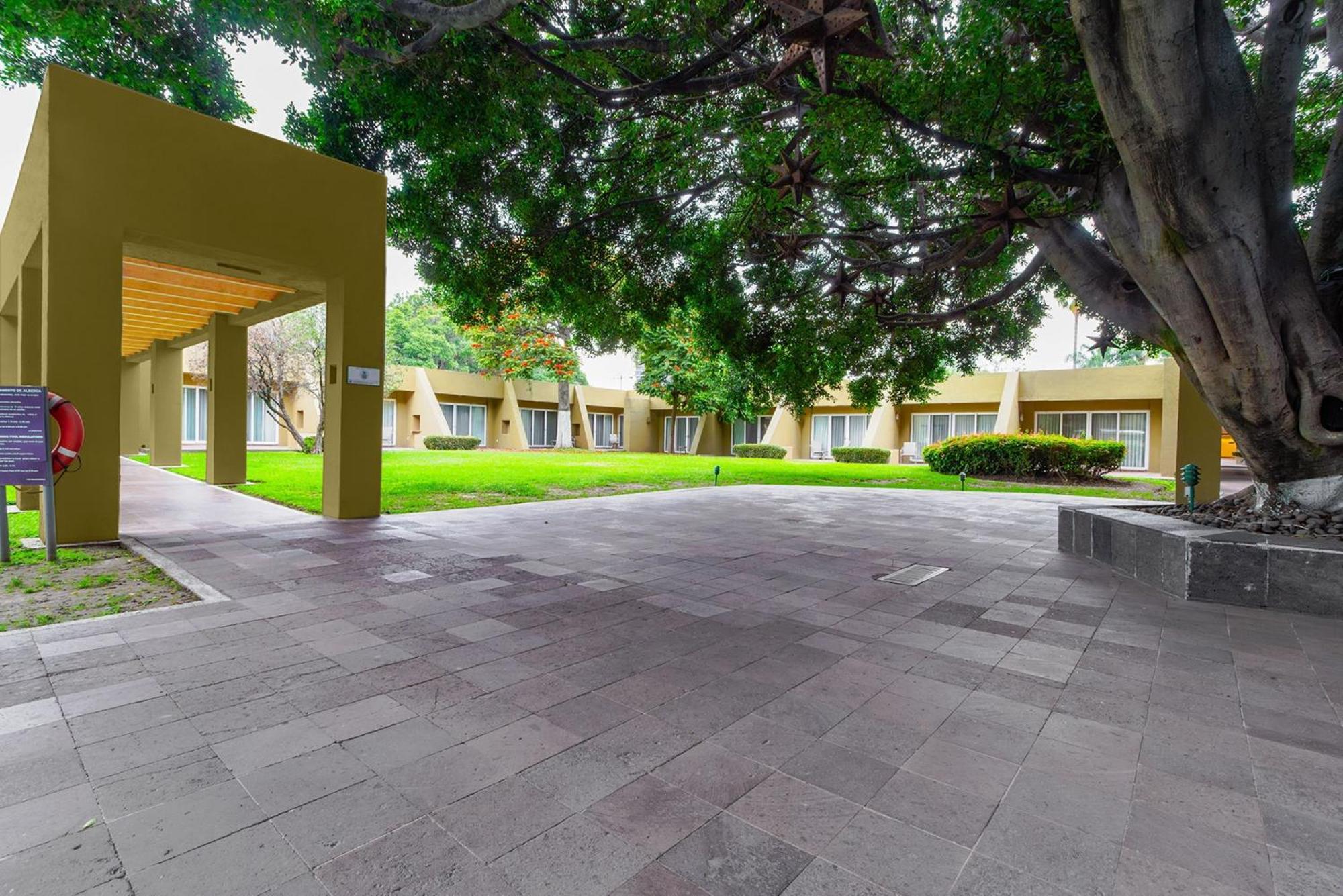 Camino Real Guadalajara Hotel Zapopan Luaran gambar The hotel's courtyard